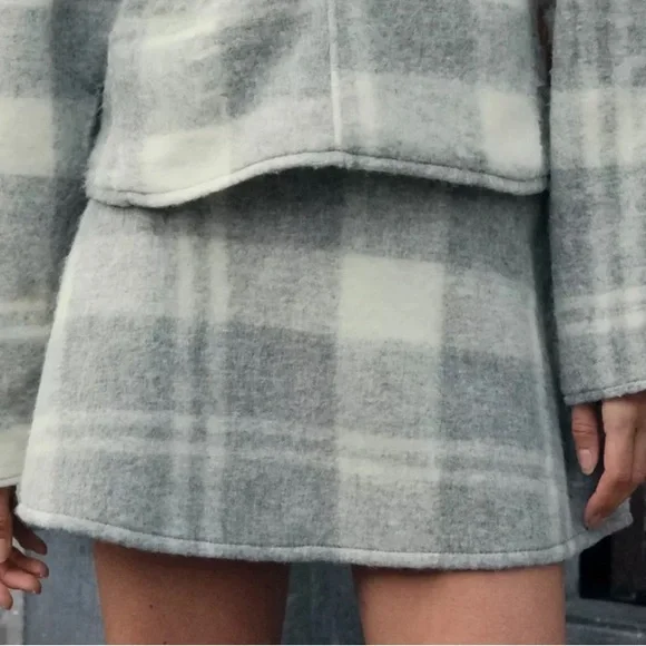 Zara Gray and Cream Plaid Short Soft Skirt - Picture 1 of 3